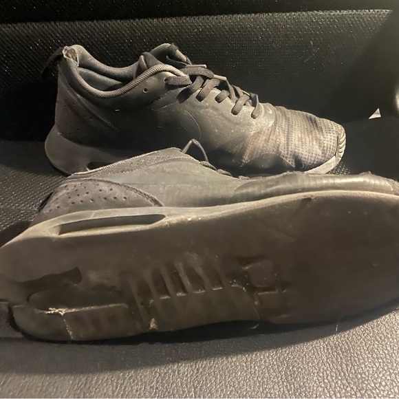 Nike Air Max Tavas— Men: US 9 - Picture 2 of 5
